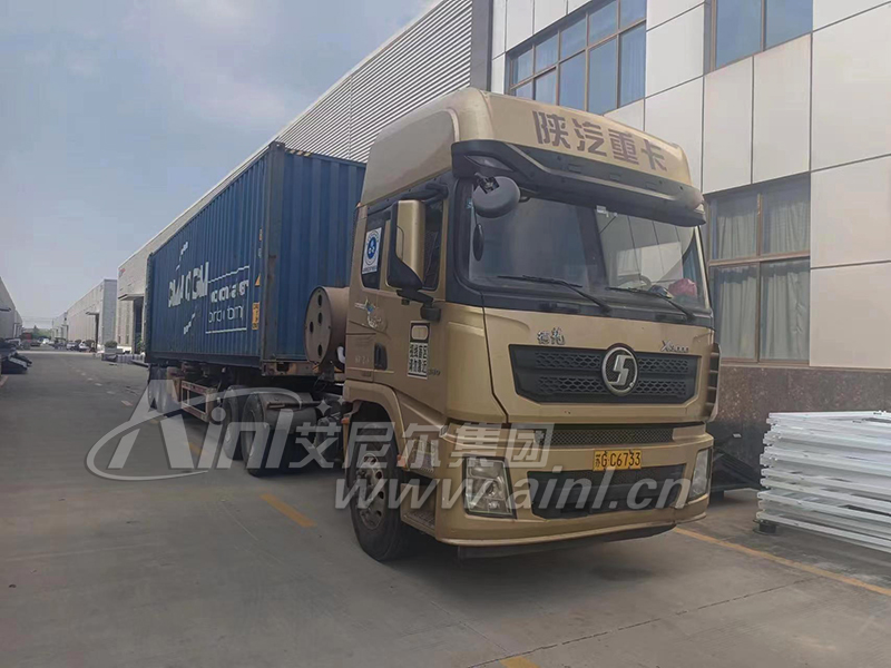 <b>艾尼尔供应出口候车亭三车连发！</b>